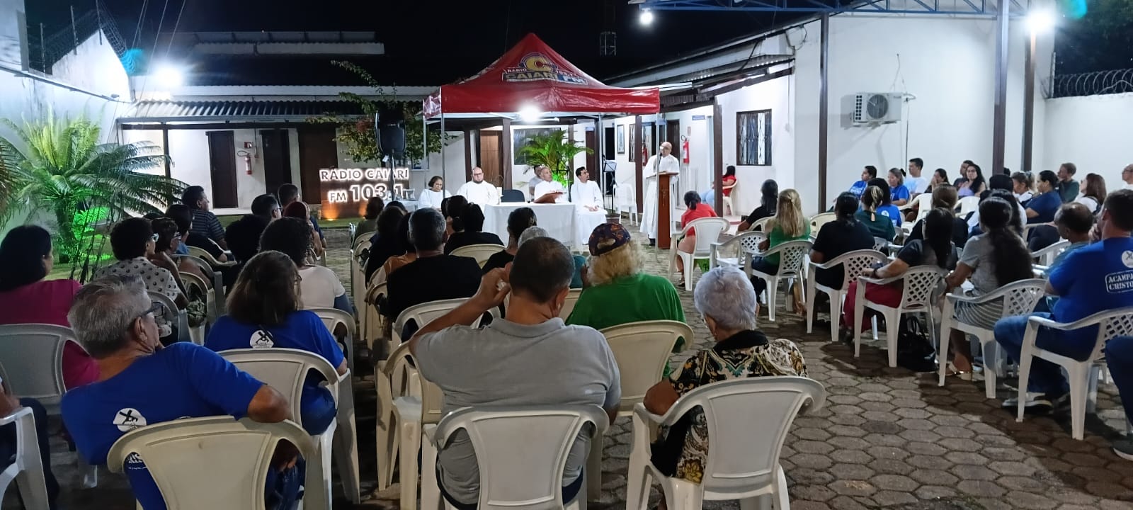 Missa do Clube 103 reúne ouvintes e sócios evangelizadores no pátio da emissora